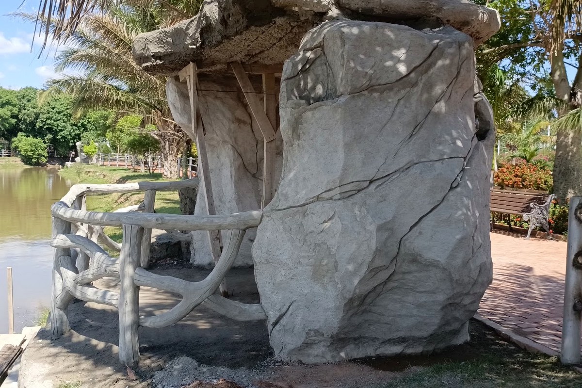 Antes: Estructura en mortero bruto y puntales temporales en la orilla de la laguna