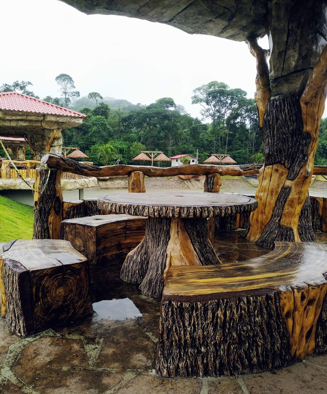 Mesa y bancos tallados en concreto símil madera faux-bois
