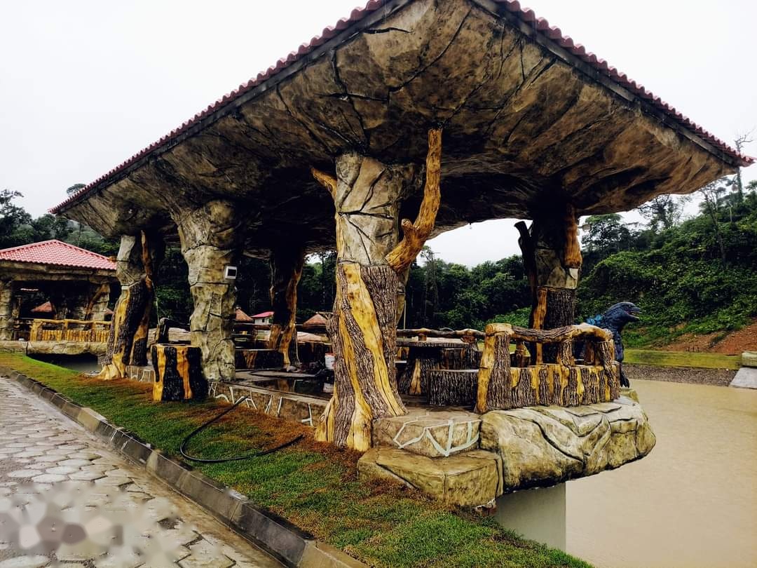 Cabaña mirador en roca y troncos faux-bois sobre laguna