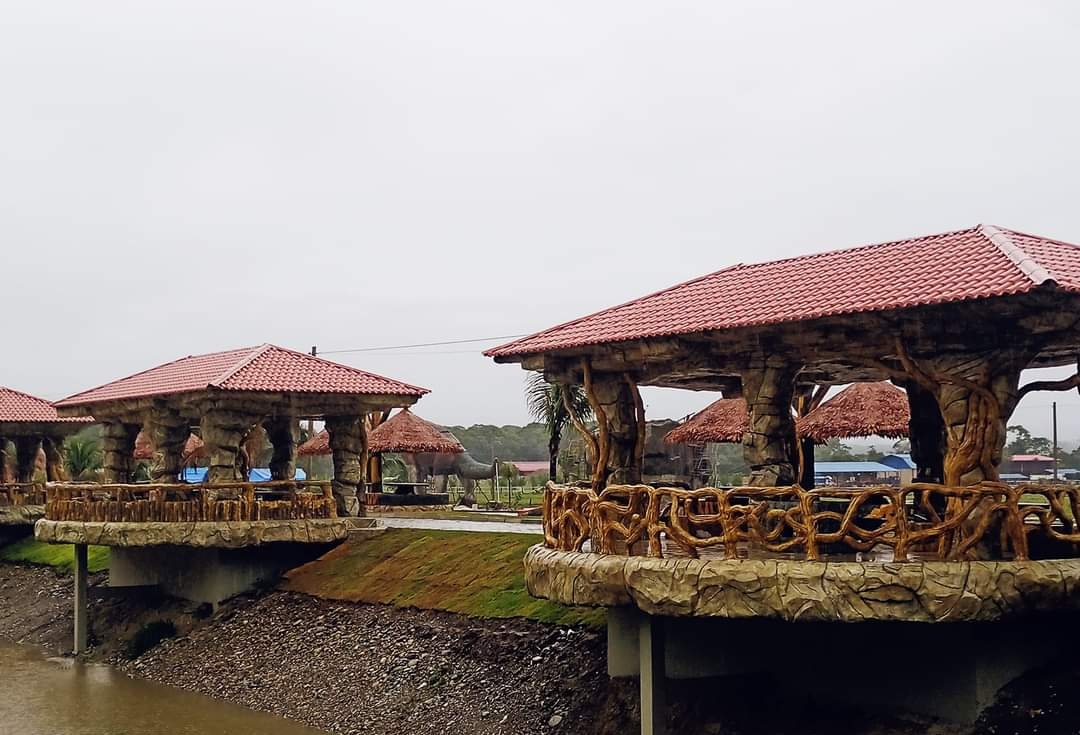 Miradores y pérgolas con columnas de roca rústica frente al lago