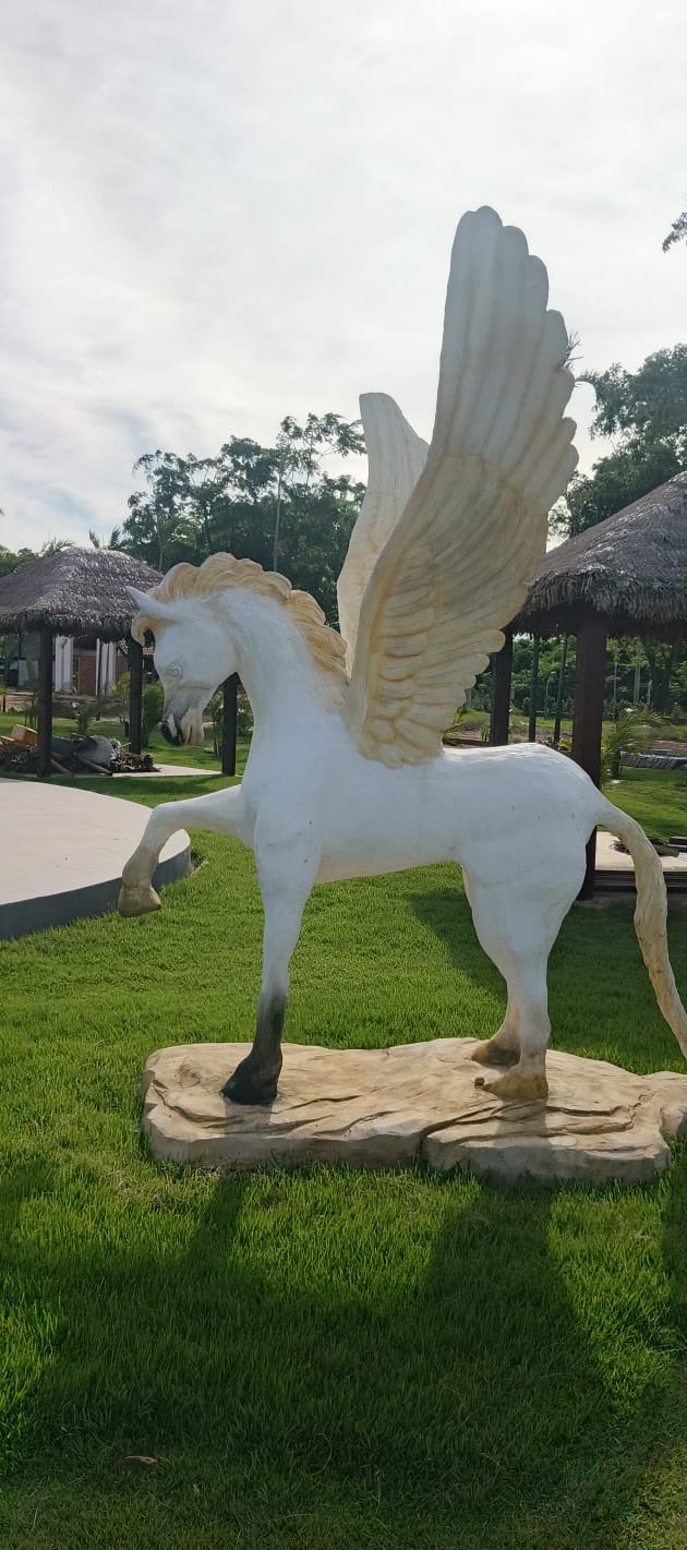 Escultura monumental de Pegaso alado en piedra esculpida