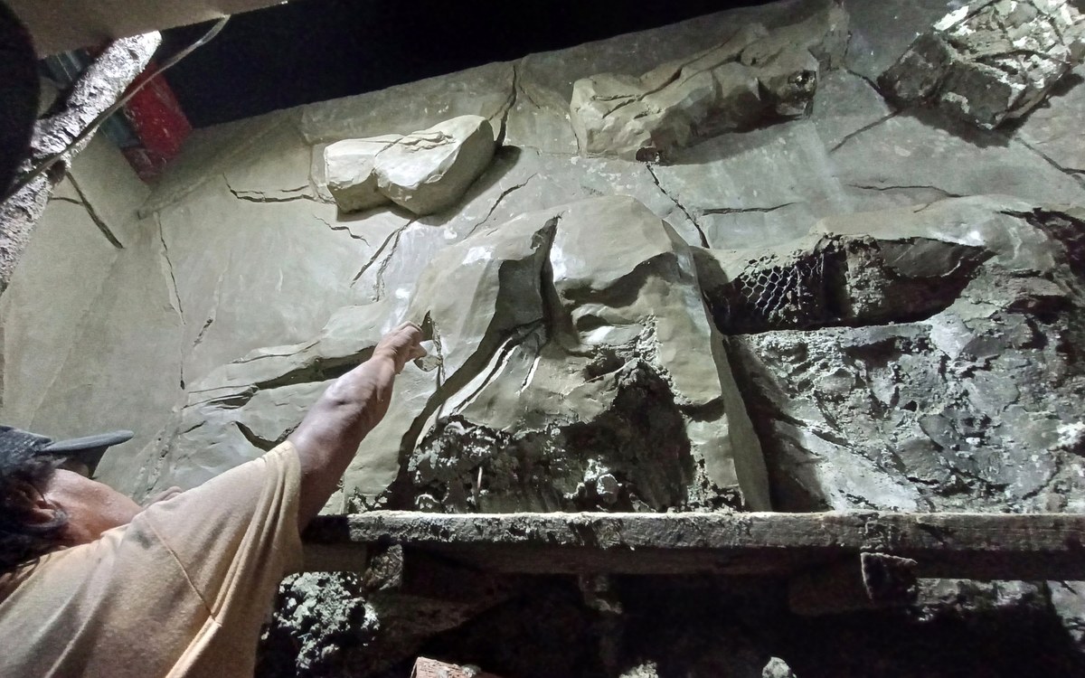 Maestro artesano de Rock Art esculpiendo roca artificial a mano