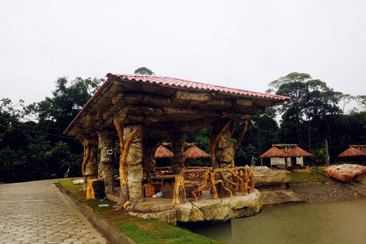 Después: Mirador y gazebo temático con pilares de roca tallada, vigas símil madera y paseo adoquinado