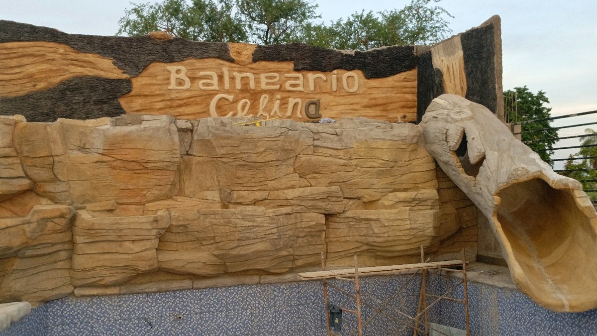 Balneario Celina con tobogán tronco y roca esculpida